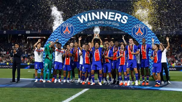 PSG nâng cúp vô địch Siêu cúp châu Âu 2026. (Ảnh: PSG)