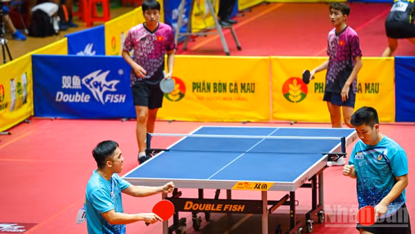 Đôi nam Đinh Anh Hoàng và Lê Đình Đức đoàn Công an Nhân dân thắng 3-2 Nguyễn Duy Phong và Đoàn Bá Tuấn Anh đoàn Hải Phòng. (Ảnh: BẢO LONG)