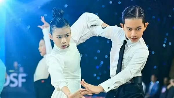 Nguyễn Minh Cường (phải) và Đỗ Trần Linh San thi đấu hết mình tại giải đấu.