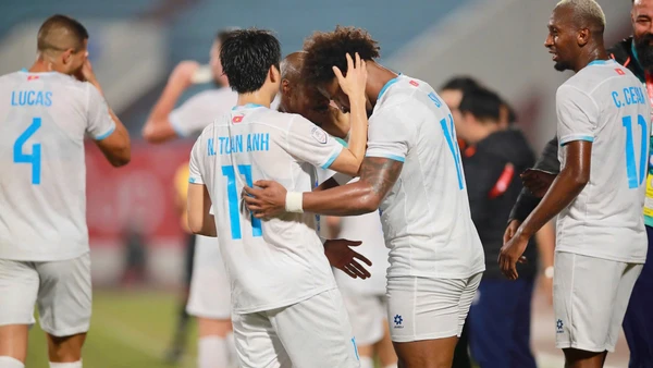 Các đồng đội ăn mừng bàn thắng cùng Nguyễn Xuân Son. (Ảnh: Nam Định FC)