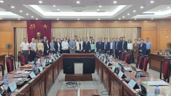 Đại biểu Việt Nam và Đoàn công tác chụp ảnh lưu niệm tại lễ bế mạc đợt làm việc ngày 11/12/2025.