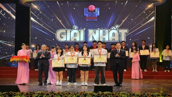 Ban Tổ chức trao giải Nhất cho các tác giả đoạt giải.