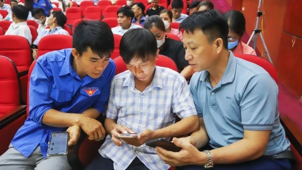 Các tổ công nghệ số cộng đồng tại Thái Nguyên hỗ trợ người dân tham gia chuyển đổi số.