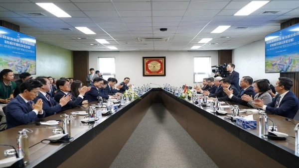 Quang cảnh buổi làm việc tại VKIST của Chủ tịch Quốc hội Hàn Quốc Woo Won Shik.