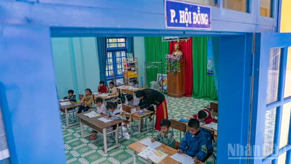 Tại đây, phòng hội đồng của nhà trường đã được bố trí lại thành lớp với đầy đủ trang thiết bị để việc học của các em không bị gián đoạn.