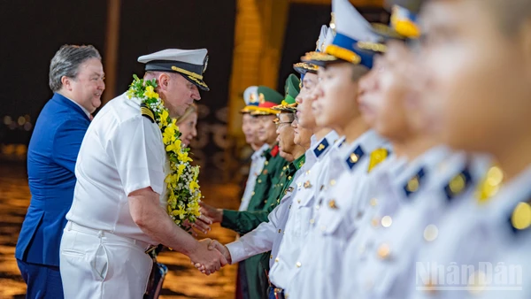 Chuẩn Đô đốc Tom Shultz, Chỉ huy Nhóm tác chiến viễn chinh số 7 Hoa Kỳ xúc động trước sự chào đón nồng nhiệt từ phía Việt Nam.