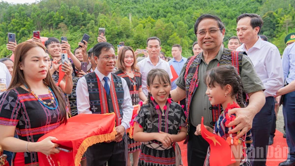 Chủ Động Rà Soát Kỹ, Tập Trung Hoàn Thành Các Nhiệm Vụ, Chỉ Tiêu Năm 2025 Thủ Tướng Phạm Minh Chính Và Bà Con, Giáo Viên Và Học Sinh Xã Tây Giang.