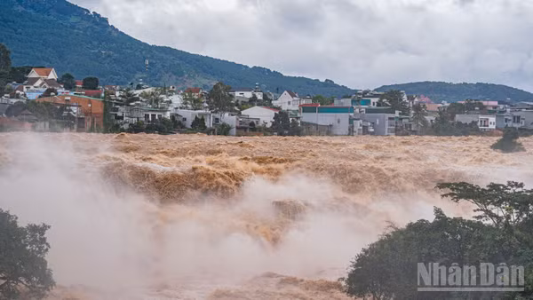 [Video] Nhiều người dân bàng hoàng chứng kiến cảnh tượng thác Liên Khương cuộn trào "giận dữ" 