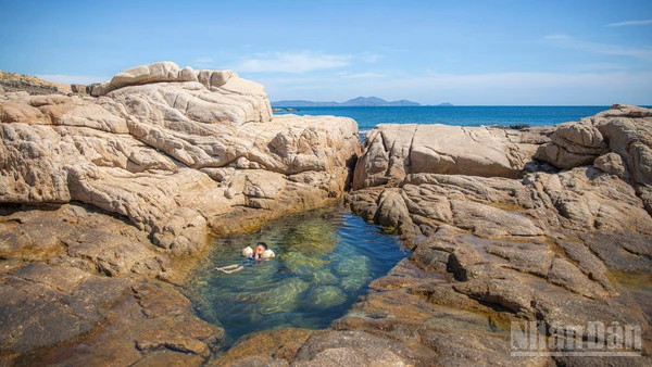 Ghềnh đá tự nhiên tuyệt đẹp, được cấu tạo từ hàng nghìn tảng đá mịn xếp chồng lên nhau.