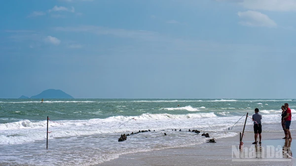 Hiện cát đã bồi lấp phần lớn lòng con tàu gỗ so với thời điểm cổ vật phát lộ.