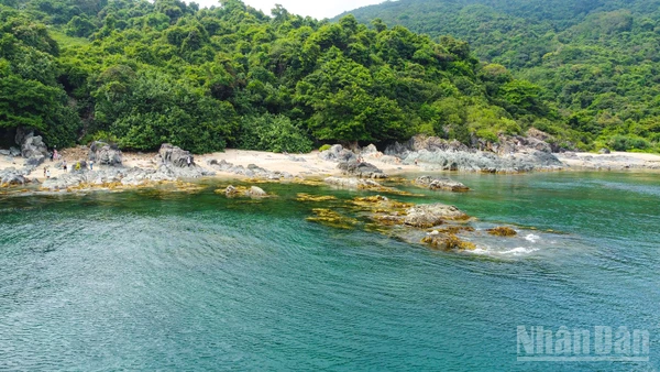 Ghềnh Bàng với vẻ đẹp hoang sơ, đầy cuốn hút.