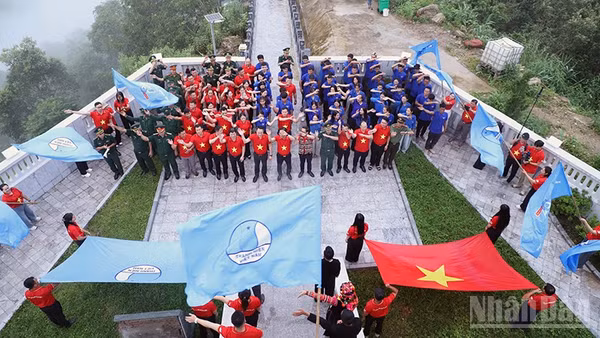 Lễ chào cờ "Tôi yêu Tổ quốc tôi" của đoàn Hành trình tại Cột cờ A Pa Chải. (Ảnh: LÂM HẢI)