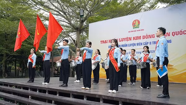 Một buổi tập luyện, kiểm tra Nghi thức Đội tại Trại huấn luyện Kim Đồng toàn quốc. (Ảnh: Hội đồng Đội Trung ương cung cấp)