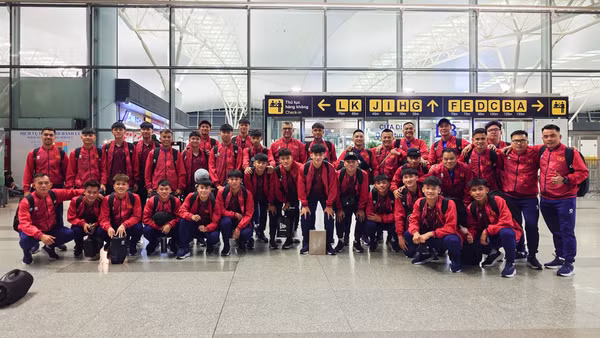 Ban huấn luyện cùng các tuyển thủ U17 Việt Nam tại sân bay Nội Bài trước giờ khởi hành. 