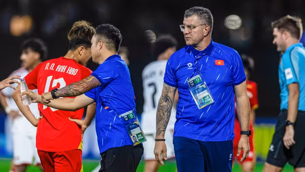 Huấn luyện viên Cristiano Roland dõi theo các tuyển thủ U17 Việt Nam trong trận gặp U17 UAE. (Ảnh: VFF)