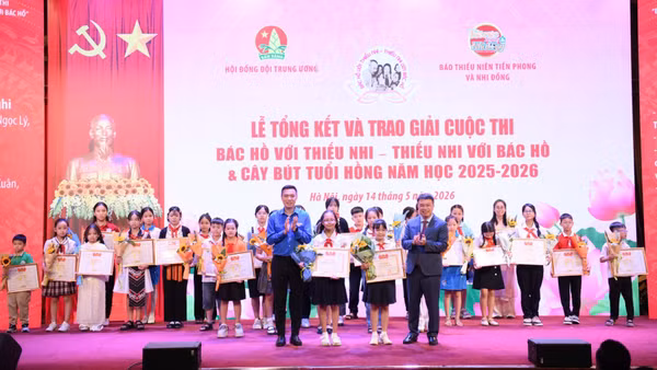 Ban tổ chức trao giải thưởng cho các bạn thiếu nhi.