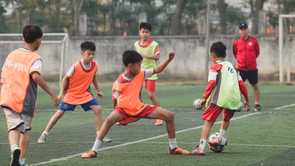 Các cầu thủ nhí nỗ lực hết mình trong đợt tuyển sinh.