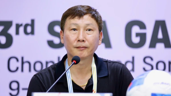 Huấn luyện viên Kim Sang Sik tại buổi họp báo sau trận thắng 2-1 U22 Lào. (Ảnh: VFF)