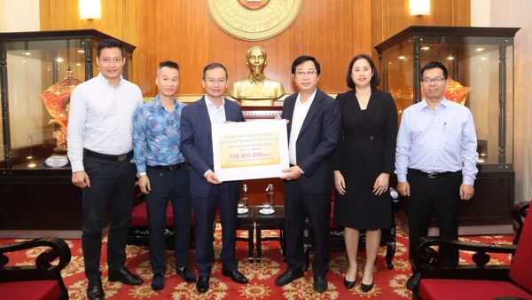 Đại diện Ủy ban Trung ương Mặt trận Tổ quốc Việt Nam tiếp nhận ủng hộ từ Đoàn Thể thao Việt Nam. 
