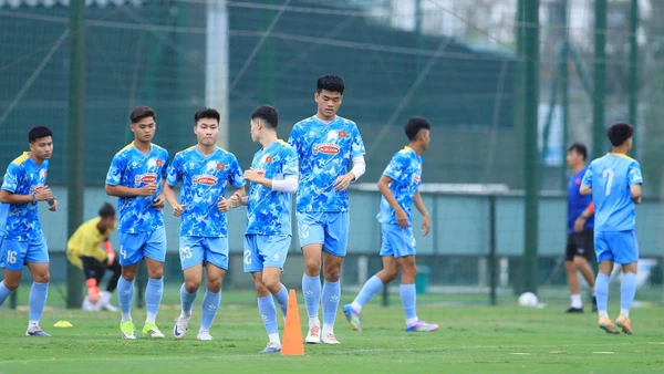 Quang Kiệt (giữa) sở hữu chiều cao vượt trội so với các đồng đội. (Ảnh: VFF)