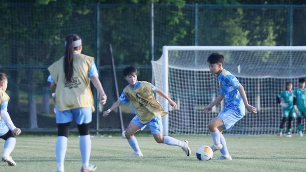 Các tuyển thủ U17 nữ Việt Nam nỗ lực trong buổi tập trước trận gặp U17 nữ Myanmar. (Ảnh: VFF)