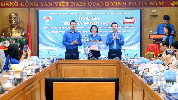 Ban tổ chức trao giải Cuộc thi “Bứt tốc Tháng Thanh niên-Đua top truyền thông số” tại hội nghị.