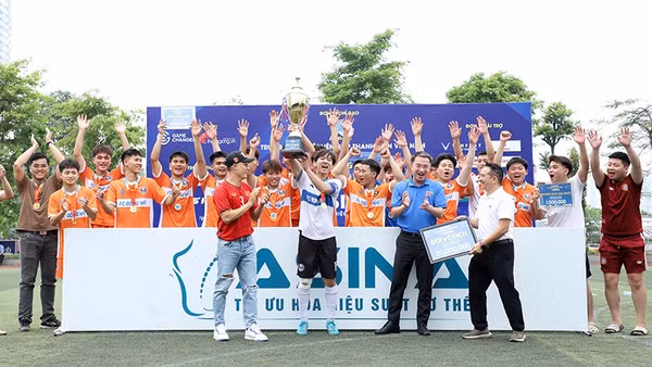 Bí thư Trung ương Đoàn, Chủ tịch Hội Liên hiệp Thanh niên Việt Nam Nguyễn Tường Lâm (áo xanh) và đại diện các đơn vị liên quan trao cúp vô địch Giải bóng đá Thanh niên Việt Nam 2026 tặng các thành viên Đông Mỹ FC.