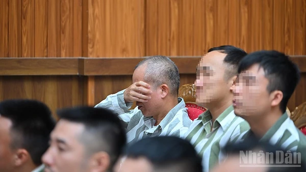 Các phạm nhân xúc động trước những món quà tinh thần mà chương trình mang đến Trại giam Vĩnh Quang.