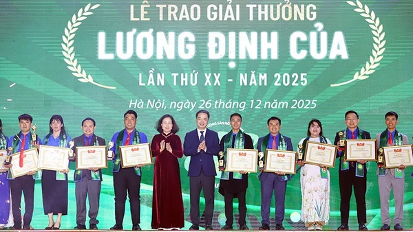 Đại diện Trung ương Đoàn và các đơn vị liên quan trao Giải thưởng Lương Định Của năm 2025 tặng các cá nhân tiêu biểu.