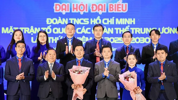 Phó Bí thư Đảng ủy Mặt trận Tổ quốc, các đoàn thể Trung ương Nguyễn Phi Long và Bí thư Thường trực Trung ương Đoàn Nguyễn Minh Triết (thứ 2 và 4 từ trái sang, hàng đầu) tặng hoa chúc mừng Ban Chấp hành Đoàn Thanh niên Mặt trận Tổ quốc, các đoàn thể Trung ương nhiệm kỳ 2025-2030.