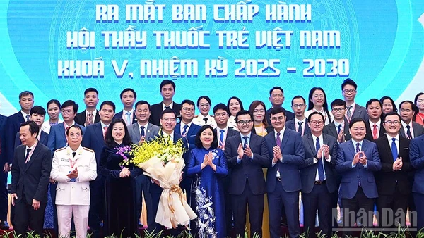 Đồng chí Bùi Thị Minh Hoài (thứ sáu từ phải sang, hàng đầu) tặng hoa chúc mừng Ban Chấp hành Trung ương Hội Thầy thuốc trẻ Việt Nam khóa năm, nhiệm kỳ 2025-2030.