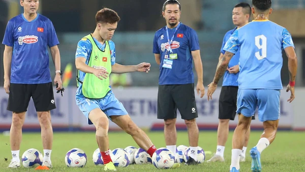 Tiền vệ Nguyễn Hoàng Đức tập luyện cùng các đồng đội. (Ảnh: VFF)