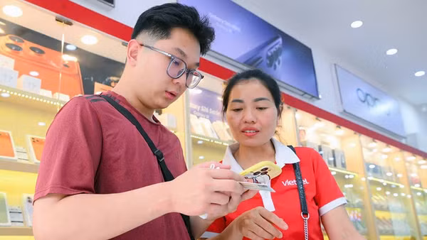 Nhân viên nhà mạng hỗ trợ người dân xác thực thông tin .