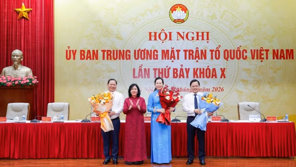 Đồng chí Bùi Thị Minh Hoài tặng hoa chúc mừng các đồng chí vừa được hiệp thương cử giữ chức Phó Chủ tịch Ủy ban Trung ương Mặt trận Tổ quốc Việt Nam. 
