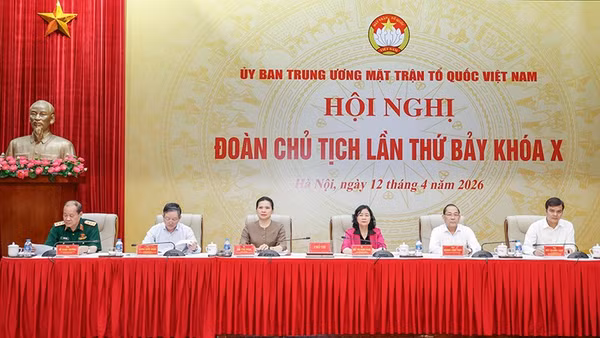 Các đồng chí chủ trì hội nghị.