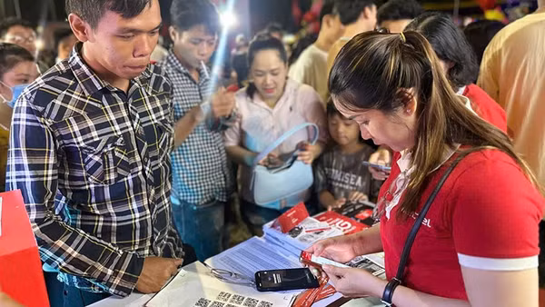 Nhân viên nhà mạng hỗ trợ thuê bao thực hiện các thủ tục cần thiết.