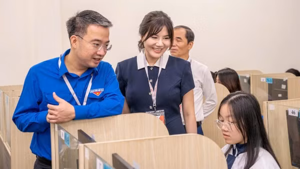 Bí thư Trung ương Đoàn, Chủ tịch Hội Liên hiệp Thanh niên Nguyễn Tường Lâm (áo xanh) và đại diện các đơn vị liên quan thăm khu vực thi vòng loại MOSWC 2026.