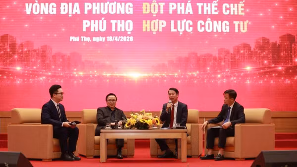 Đại diện các ban, bộ, ngành, doanh nghiệp đối thoại tại chương trình. 