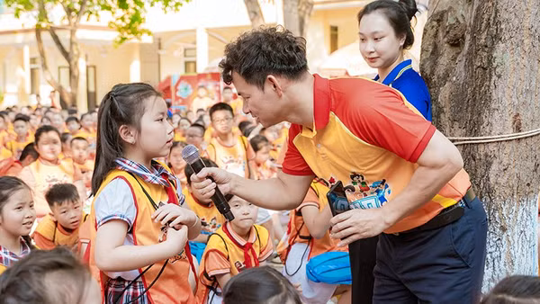 Nghệ sĩ Nhân dân Xuân Bắc giao lưu cùng thiếu nhi tại Ngày hội.