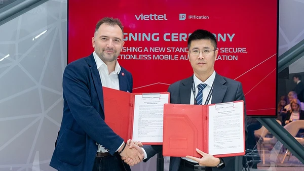 Đại diện Viettel Telecom và IPification ký kết Biên bản ghi nhớ hợp tác tại MWC 2026. Từ trái sang: ông Stefan Kostic, CEO IPification và ông Lê Mạnh Tấn, Phó Tổng Giám đốc Viettel Telecom.