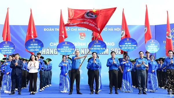 Đồng chí Nguyễn Minh Triết, Ủy viên dự khuyết Trung ương Đảng, Bí thư Thường trực Trung ương Đoàn (thứ 4 từ phải sang, hàng đầu) cùng đại diện Đoàn Thanh niên thành phố Hà Nội và các đơn vị liên quan thực hiện nghi thức khởi động Tháng Thanh niên của tuổi trẻ Thủ đô.
