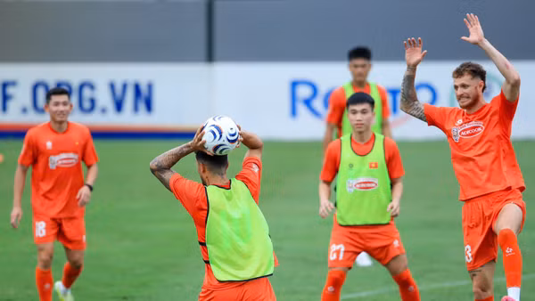 Các thành viên đội tuyển Việt Nam làm quen với bóng thi đấu chính thức của ASEAN Cup 2026. (Ảnh: VFF)