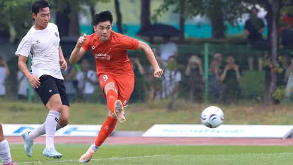 Đình Bắc bứt tốc vượt qua hậu vệ đối phương rồi dứt điểm chính xác, ấn định chiến thắng 6-0. (Ảnh: VFF)