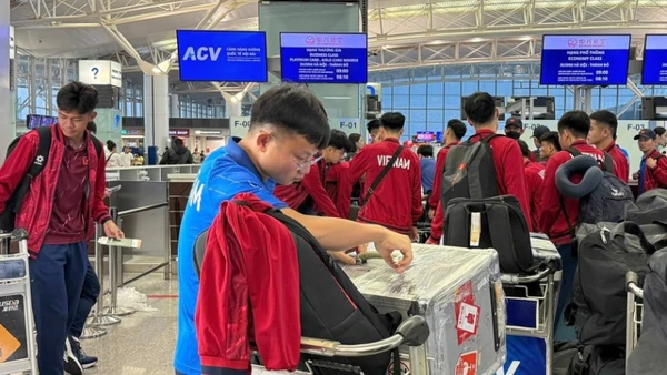 Nhóm các cầu thủ khởi hành từ sân bay Nội Bài, Hà Nội. (Ảnh: VFF)