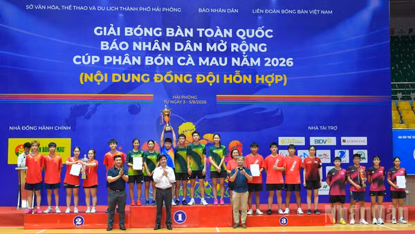 Ban Tổ chức trao giải Nhất, Nhì và đồng hạng Ba. (Ảnh: THẾ ĐẠI)