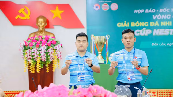 Ban Tổ chức tiến hành bốc thăm chia bảng cho các đội. 