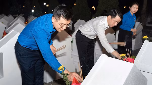 Phó Bí thư Đảng ủy Mặt trận Tổ quốc, các đoàn thể Trung ương Ngô Văn Cương, Bí thư Đoàn Thanh niên Mặt trận Tổ quốc, các đoàn thể Trung ương Nguyễn Nhất Linh cùng đại diện các đơn vị liên quan tri ân các anh hùng liệt sĩ tại Nghĩa trang liệt sĩ Hàm Rồng. (Ảnh: Ban tổ chức cung cấp)