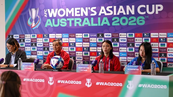 Huấn luyện viên Mai Đức Chung và cầu thủ Phạm Hải Yến tại buổi họp báo trước trận gặp Ấn Độ. (Ảnh: VFF)