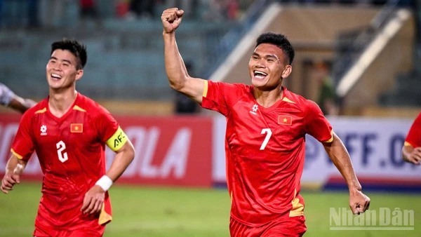 Xuân Mạnh ăn mừng đầy cảm xúc với bàn thắng thứ hai. (Ảnh: THÀNH ĐẠT)