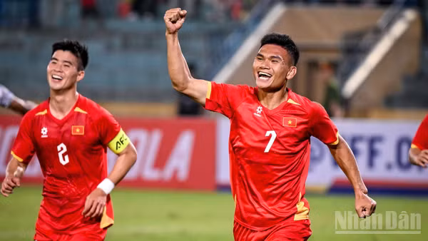 Xuân Mạnh ăn mừng đầy cảm xúc với bàn thắng thứ hai. (Ảnh: THÀNH ĐẠT)